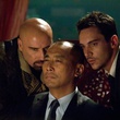 john travolta jonathan rhys meyers menacant une personne