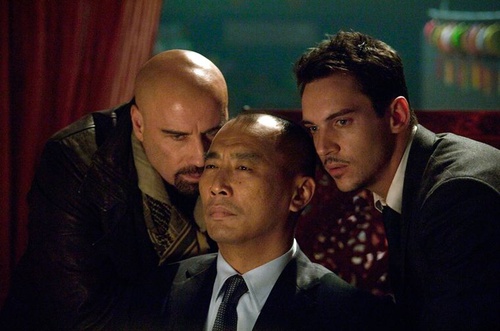 john travolta jonathan rhys meyers menacant une personne