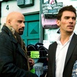 john travolta jonathan rhys meyers un vase a la main