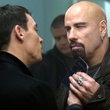 jonathan rhys meyers donnant son passeport a john travolta