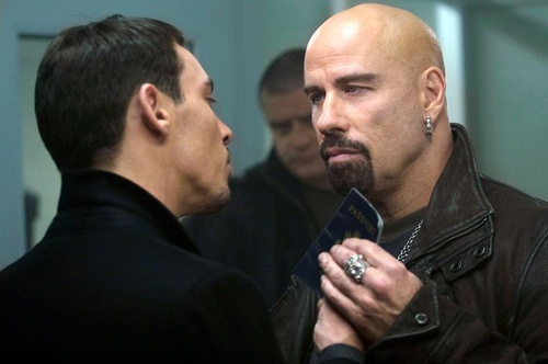 jonathan rhys meyers donnant son passeport a john travolta