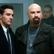 jonathan rhys meyers et john travolta dans le bureau de la douane