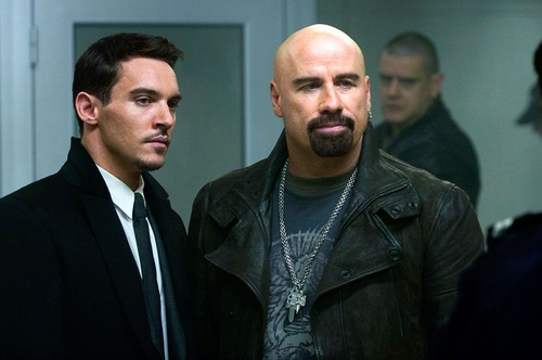 jonathan rhys meyers et john travolta dans le bureau de la douane