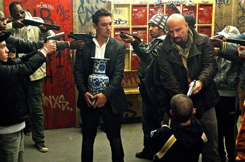 jonathan rhys meyers vase a la main john travolta menacant