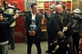 jonathan rhys meyers vase a la main john travolta menacant