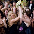 kate hudson et anne hathaway attrapent le bouquet