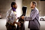 robert downey jr offant un violoncelle a jamie foxx