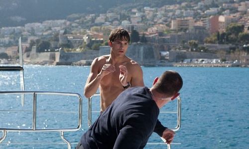 ashton kutcher en plein combat