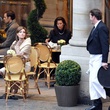 angelina en terrasse pour les besoins du film