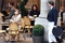 angelina en terrasse pour les besoins du film