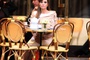 angelina en terrasse pour the tourist