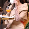 angelina joli boit un cafe a paris