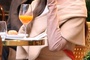 angelina joli boit un cafe a paris