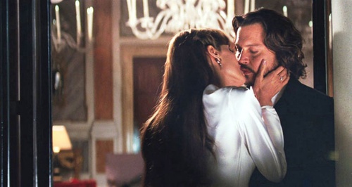 angelina jolie embrassant johnny depp