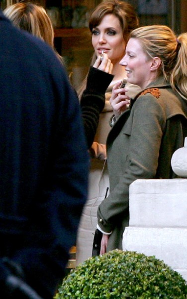 angelina se fait maquiller sur le tournage de the tourist
