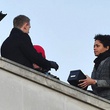 naomie-harris-donne-une-boite-a-daniel-craig-jpg