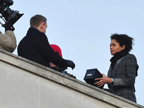 naomie-harris-donne-une-boite-a-daniel-craig-jpg