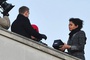 naomie-harris-donne-une-boite-a-daniel-craig-jpg