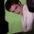 robert pattinson devant un fond vert