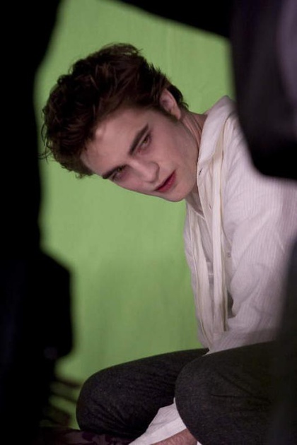 robert pattinson devant un fond vert