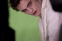 robert pattinson devant un fond vert