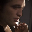 robert pattinson en train de se faire maquiller