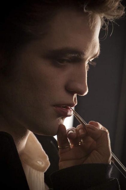 robert pattinson en train de se faire maquiller
