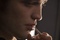robert pattinson en train de se faire maquiller