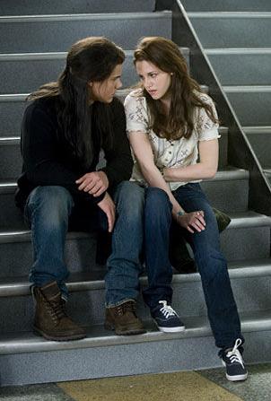 taylor lautner et kristen stewart sur un escalier