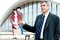 george clooney avec une mini affiche dans la main