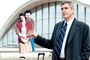 george clooney avec une mini affiche dans la main