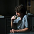 François Cluzet boit un verre de vin