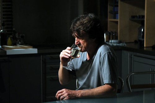 François Cluzet boit un verre de vin