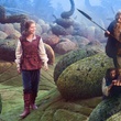 georgie henley dans un jardin