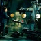 costas mandylor devant une machine - Saw 6 