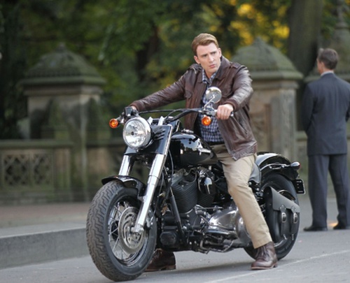 chris-evans-en-moto-png