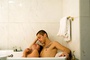 cyril descours et nina meurisse dans la baignoire