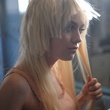 dakota fanning se coupant les cheveux