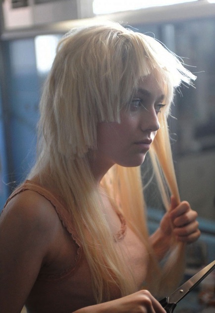 dakota fanning se coupant les cheveux