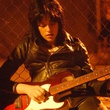 kristen stewart grattant sur sa guitare
