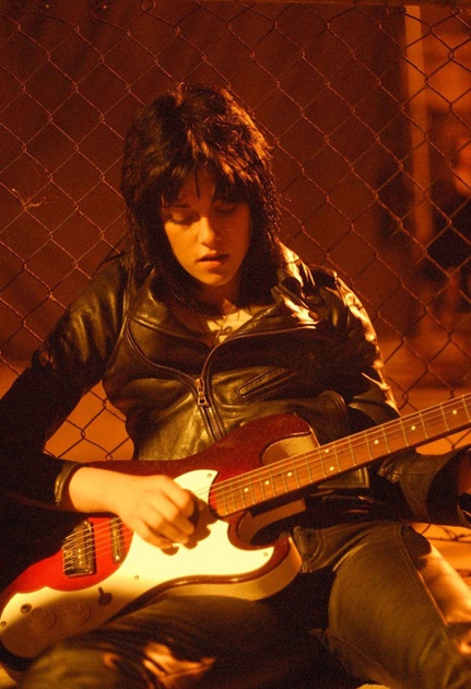 kristen stewart grattant sur sa guitare