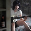 kristen stewart jouant de la guitare