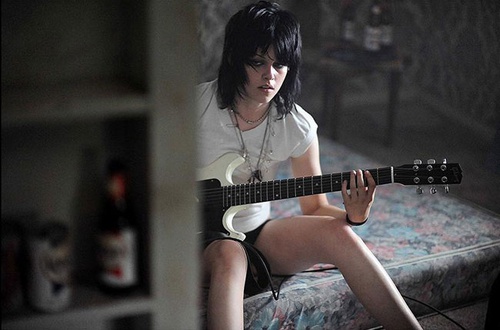 kristen stewart jouant de la guitare