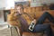 michael shannon sur son canap  