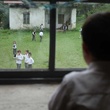 Bora Altas regardant la cour de r  cr  e