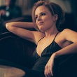 Isabelle Carré plongée dans le fauteuil