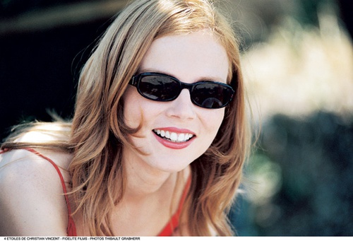 Isabelle Carré sourit