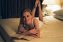 Isabelle Carré sur le lit