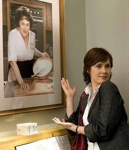 amy adams devant un tableau de julia
