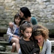 alice de lencquesaing enlacant sa soeur
